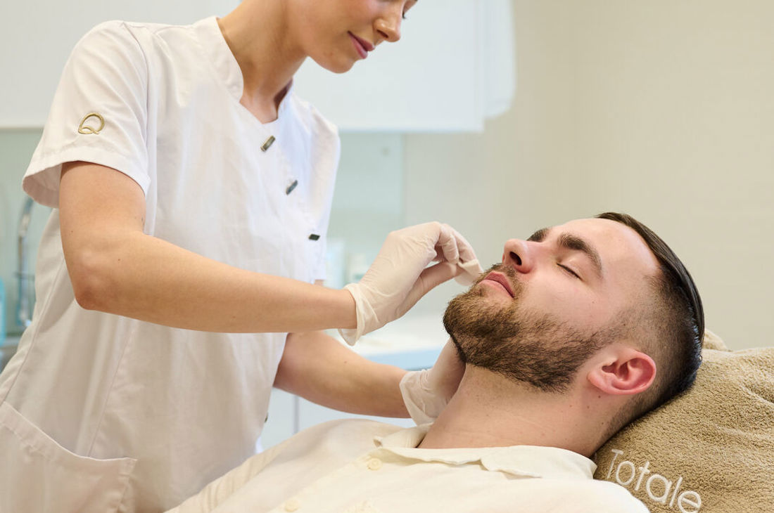 HBO-huidtherapeut voert laser ontharen uit bij Cosmetique Totale Utrecht