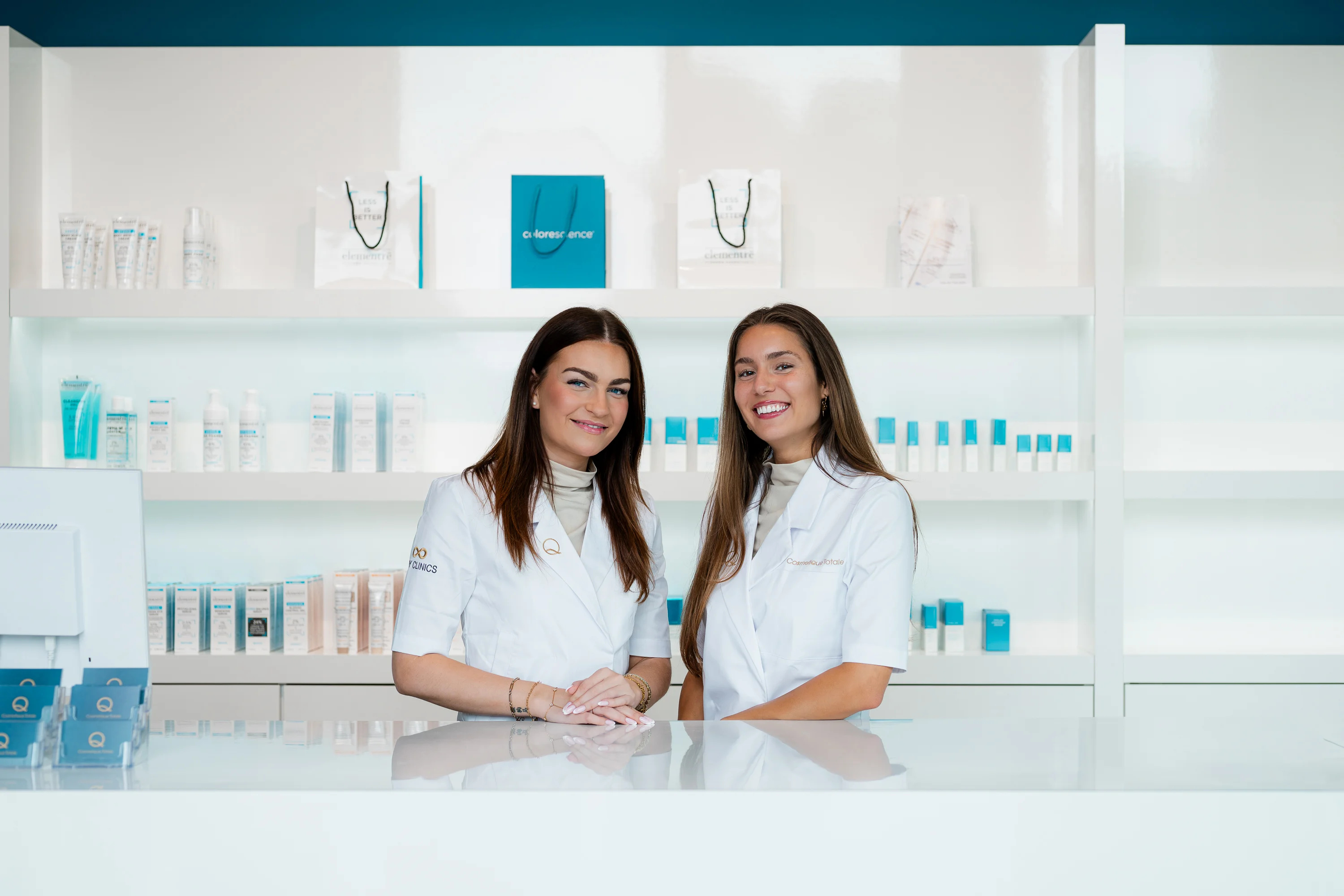 Huidtherapeuten achter de balie van Cosmetique Totale