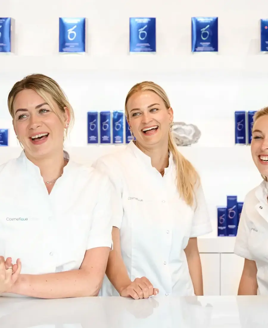 Erfahrene Hauttherapeutinnen von MyDerma by Cosmetique Totale, die Morpheus8 in Berlin durchführen