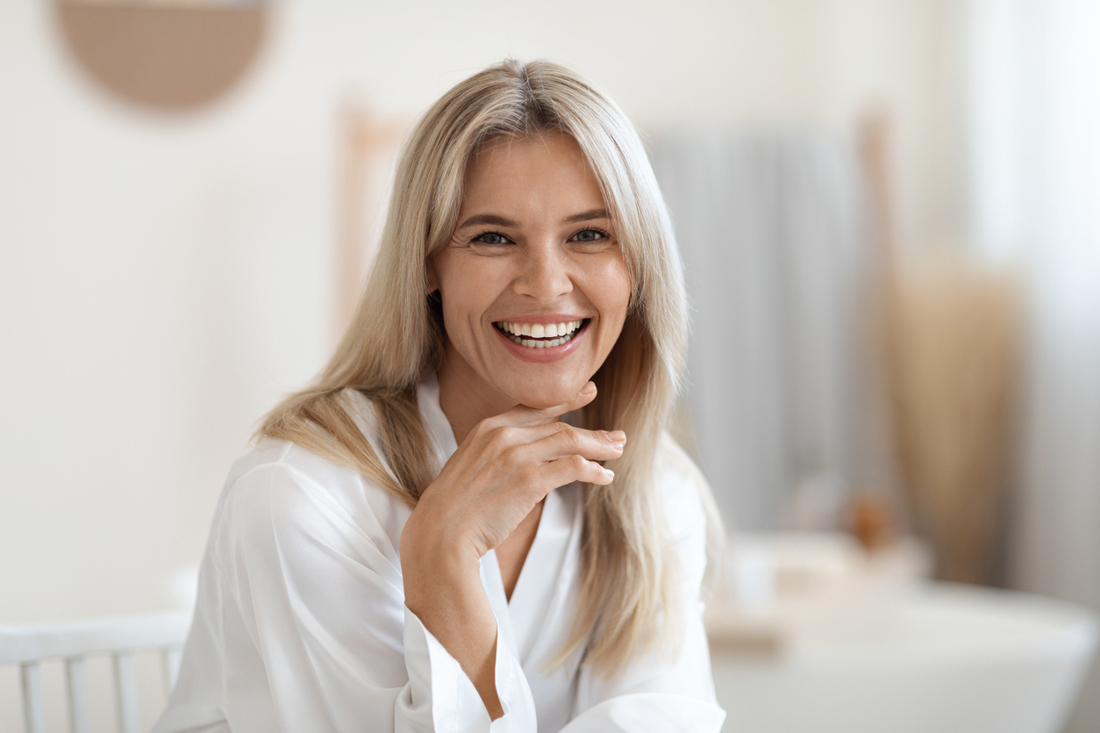 Huidtherapeut voert een Morpheus8 behandeling uit bij Cosmetique Totale Breda