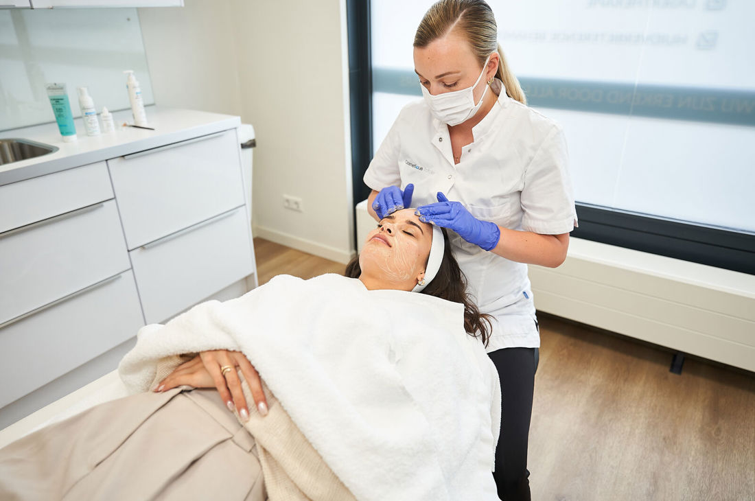 Huidtherapeut voert een couperose behandeling uit bij Cosmetique Totale Alphen aan den Rijn