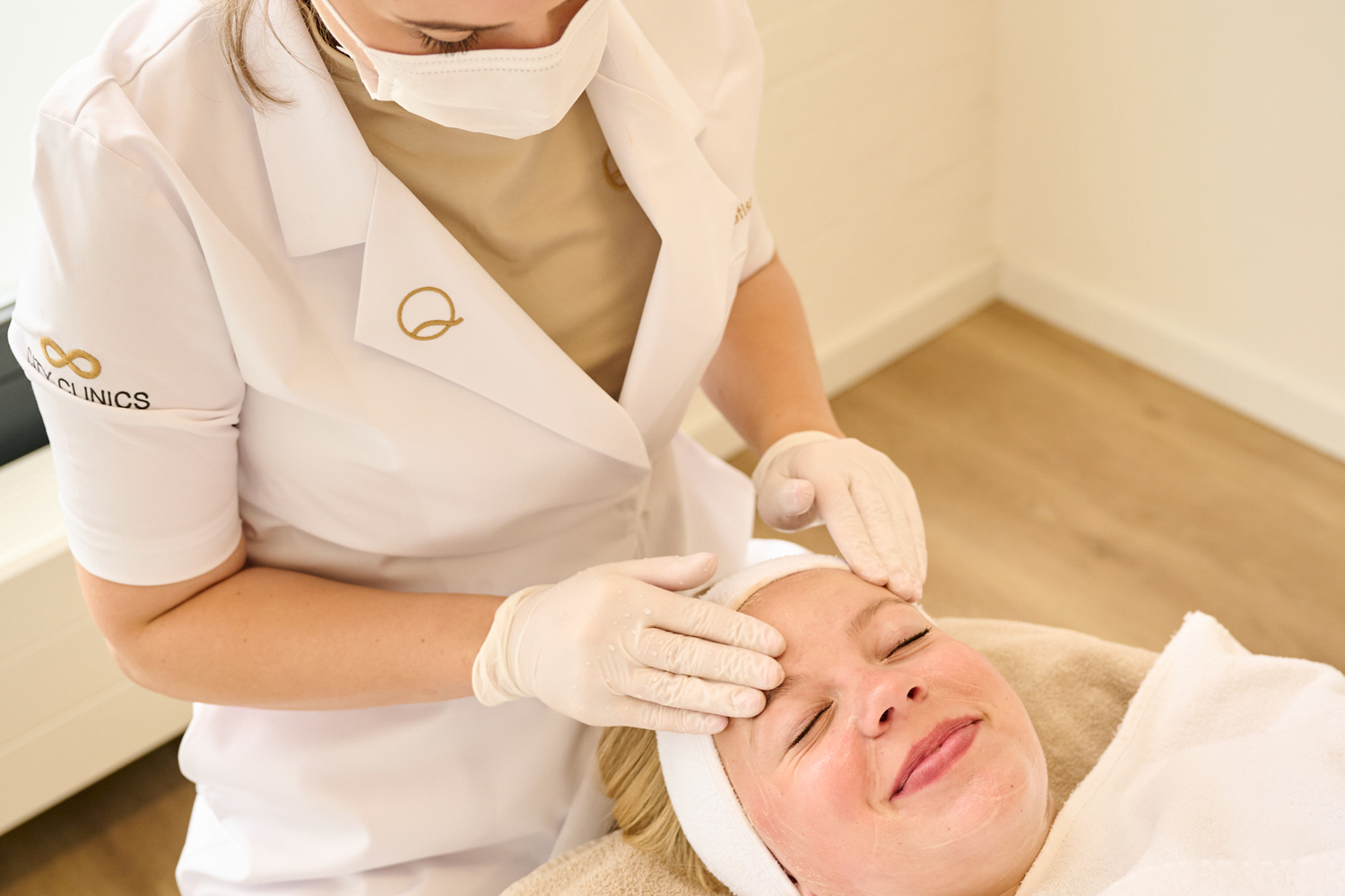 Vrolijke dame op de behandelstoel na een microneedling behandeling