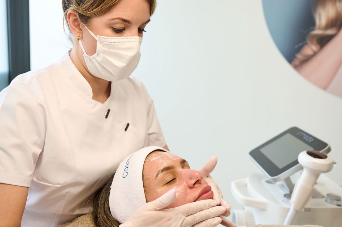 Huidexpert voert Morpheus8 behandeling uit bij Cosmetique Totale Genk