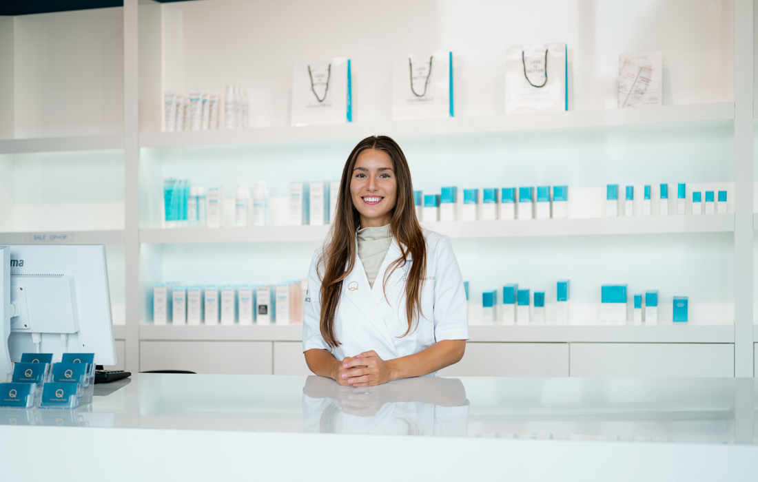 HBO-huidtherapeut van Cosmetique Totale in gesprek met een klant tijdens een gratis consult