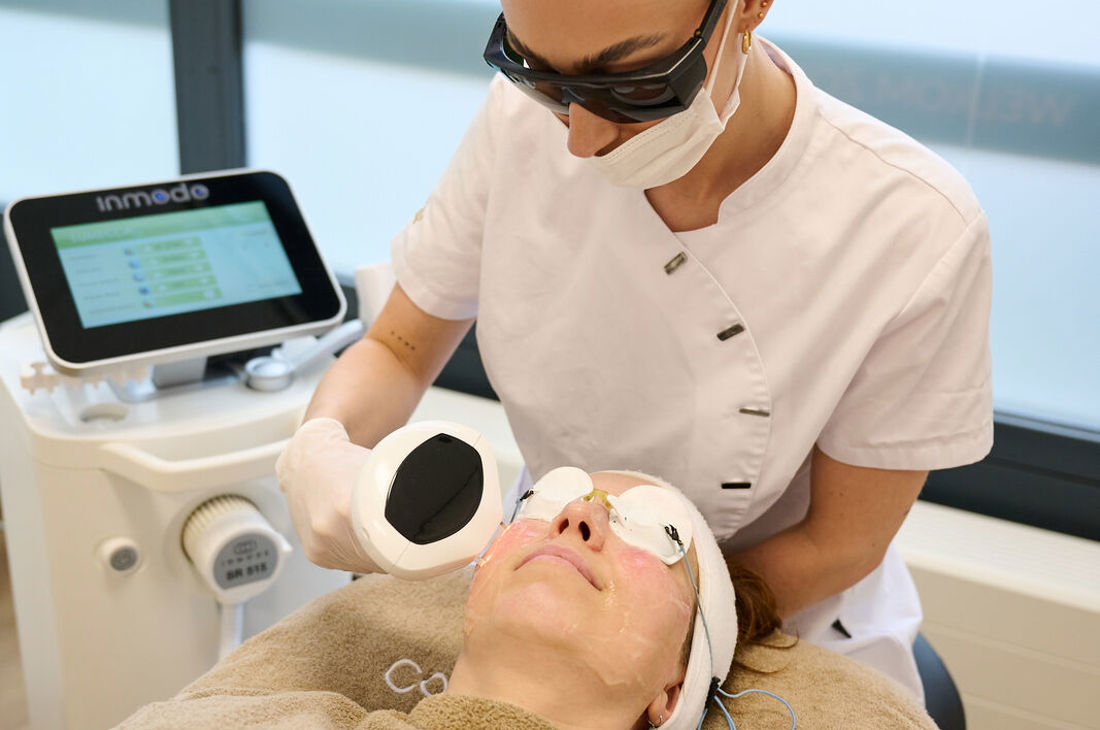 HBO-huidtherapeut voert een couperose laserbehandeling uit bij Cosmetique Totale in Amersfoort