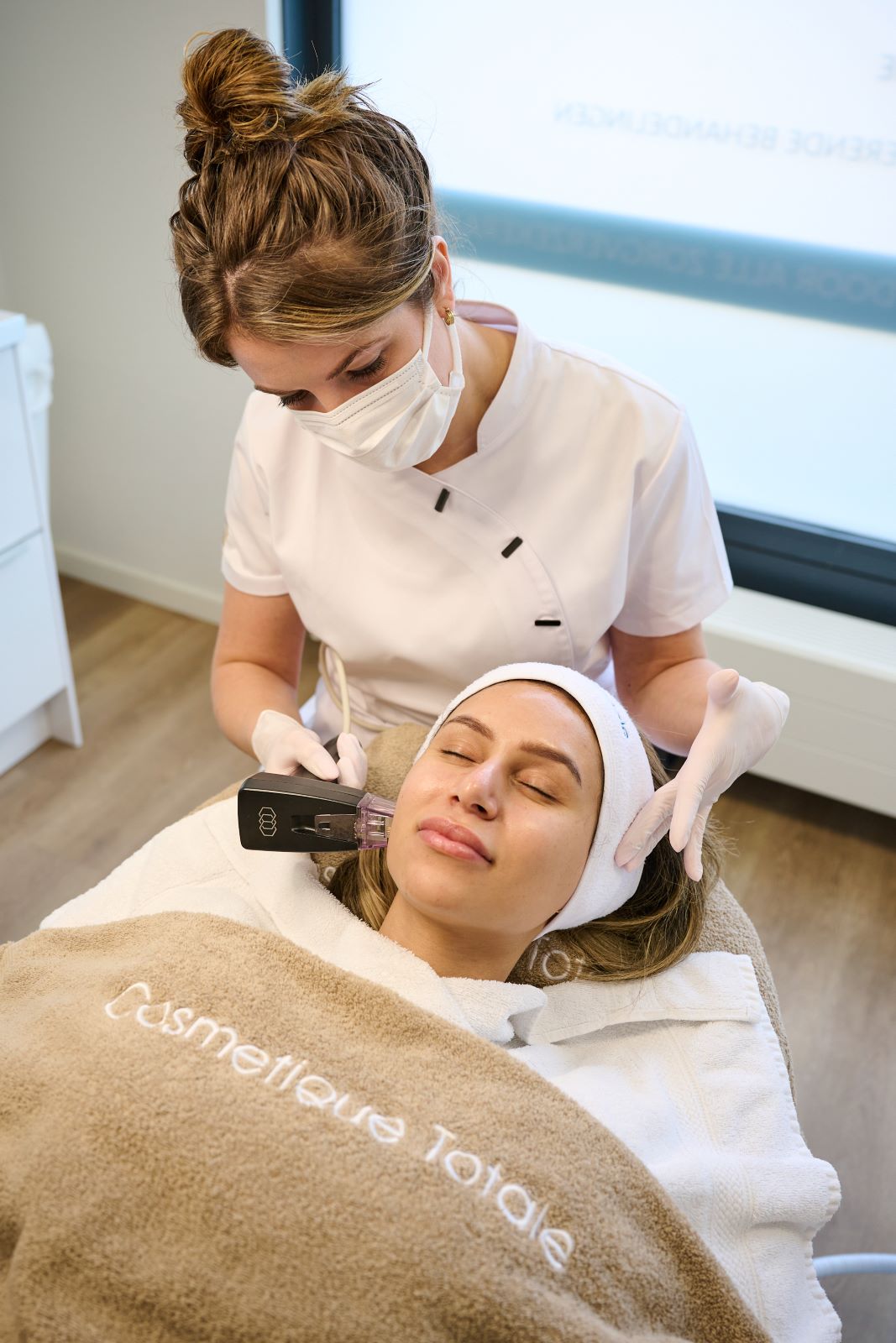 Morpheus8-Behandlung mit Microneedling und Radiofrequenz bei MyDerma by Cosmetique Totale in Berlin