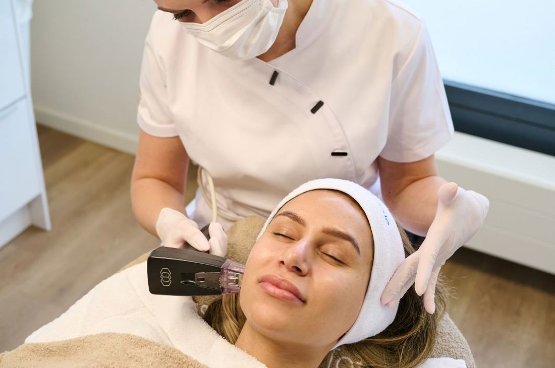 HBO-huidtherapeut van Cosmetique Totale voert een Morpheus8 behandeling uit in Amsterdam
