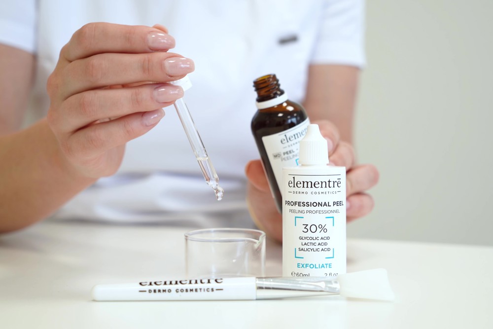 Huidtherapeut van Cosmetique Totale beoordeelt de huid van een klant