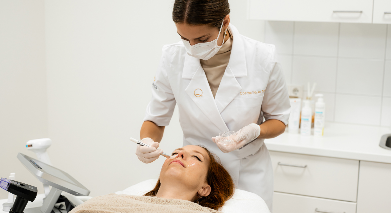 Een ontspannen vrouw op de behandelstoel die een peeling krijgt bij Cosmetique Totale